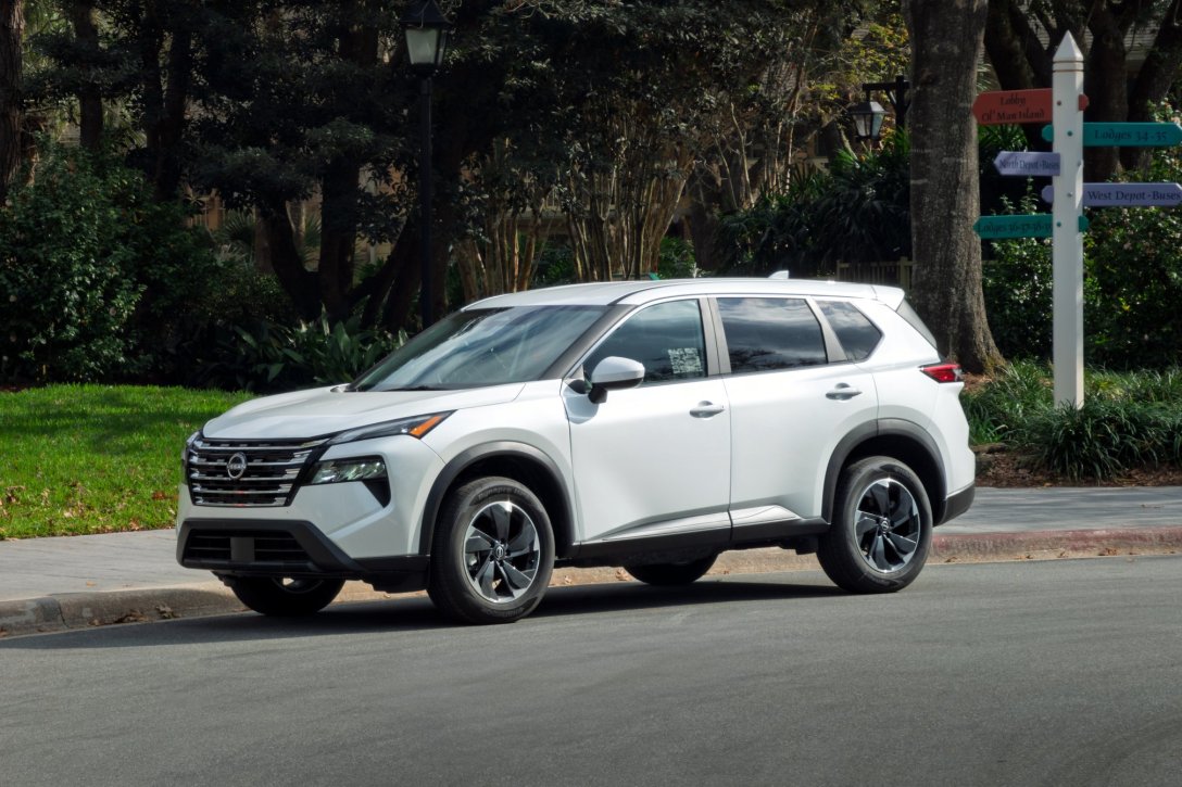 Review 2025 Nissan Rogue in white