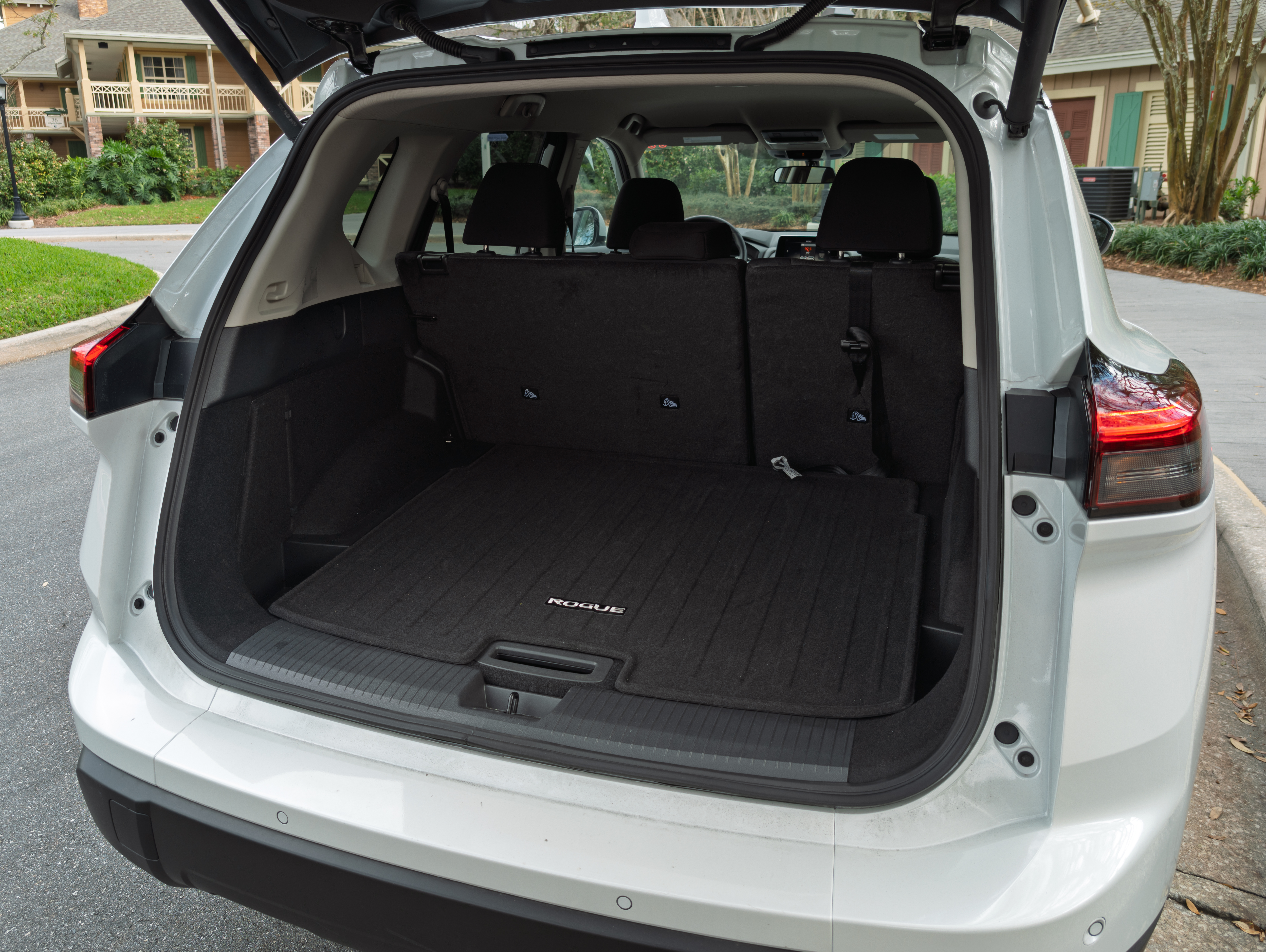 Review 2025 Nissan Rogue trunk